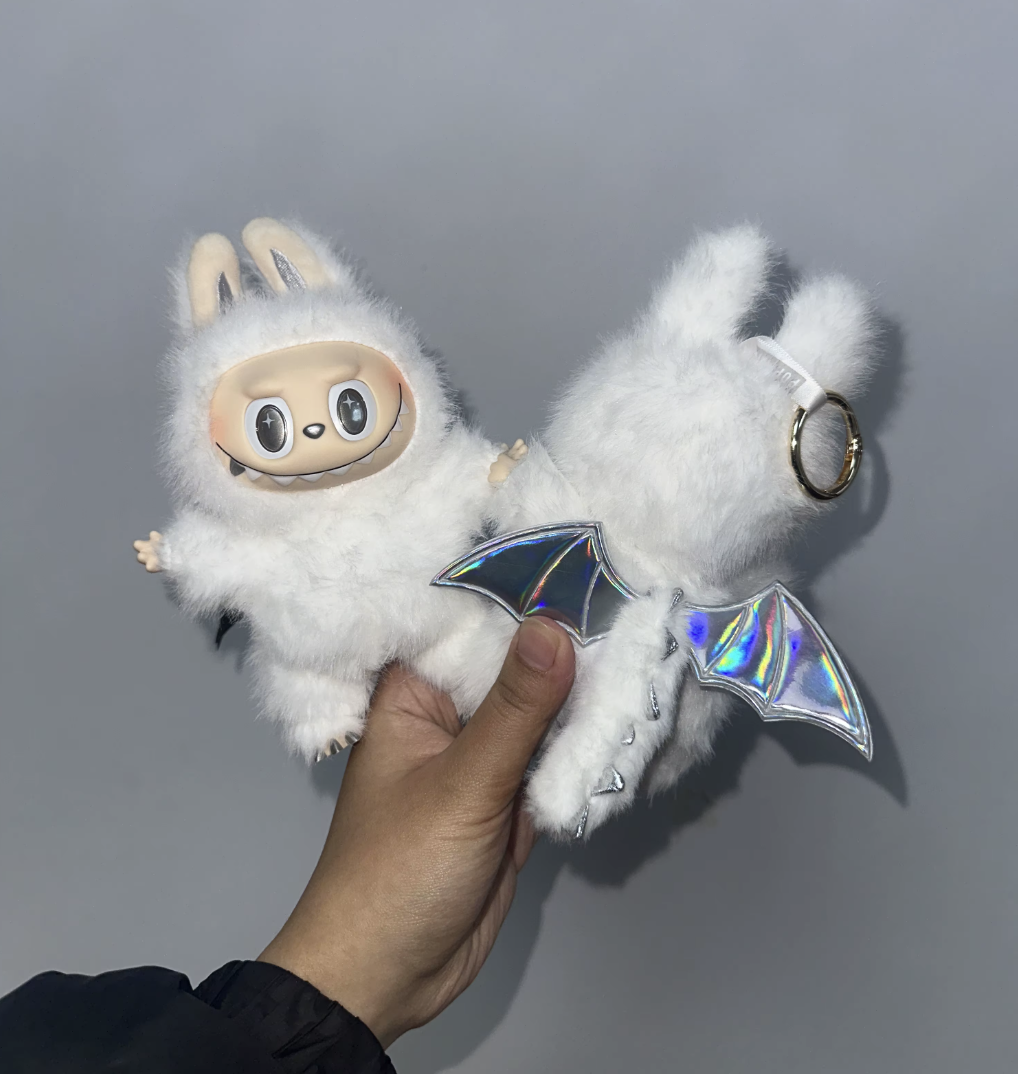 Labubu im weissen Drachen-Outfit